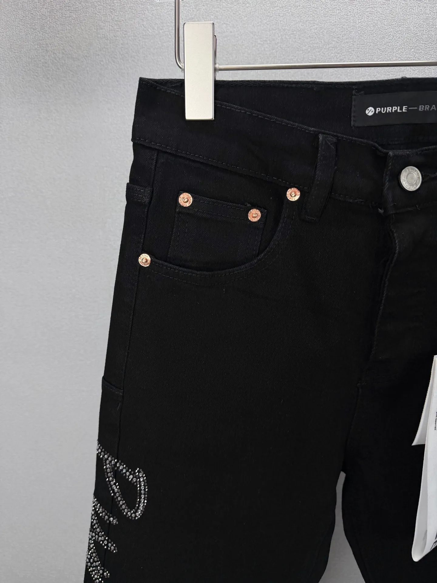 PURPLE BRAND 2026 New Arrival Couple Style Flared Loose Jeans with Diamond Letters on Both Sides High Version High Version Top Ceiling Quality Styles with different wash textures, very friendly to people with thin legs and thick legs. The loose version of the boot is very flattering to the leg shape. Moderate length that never goes out of style, easy to match with casual, basic styling for various styles, a must-have in the wardrobe! The fabric is stiff but also makes the upper body soft without losing texture. The washing process is even more perfect. It is a must-have item for everyone! ! ! Washed wheat, hang tag, pants label, three labels complete Color: Black Size: 28, 30, 32, 34, 36 (five sizes)